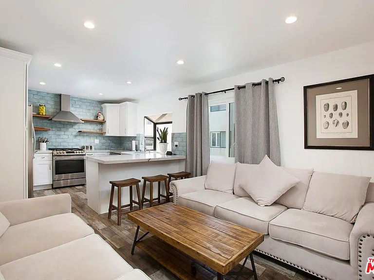 18755 Hatteras St #16 — Photo 8
