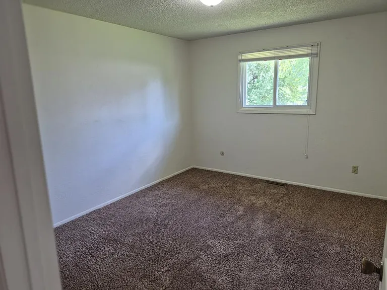 1229 Hawthorne Ln — Photo 5