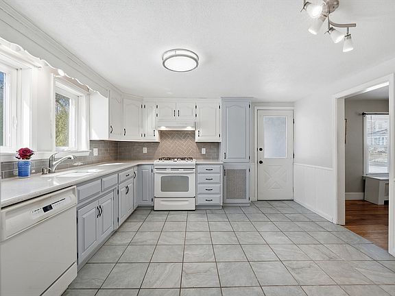 2nd image of 42 Carroll St