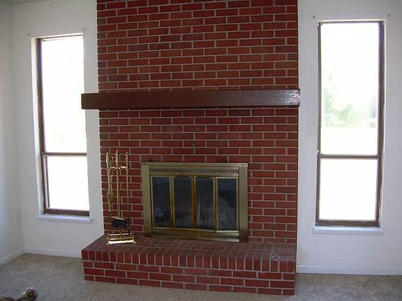Bonus family room w/fireplace