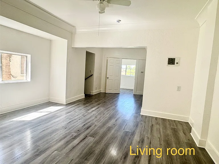 206 1/2 W 52nd Pl #206-1/2 — Photo 1