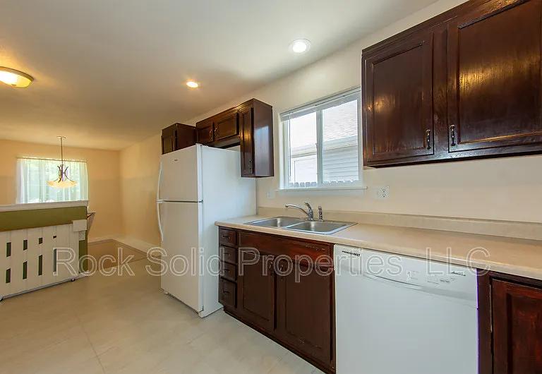 407 E 5th St — Photo 4