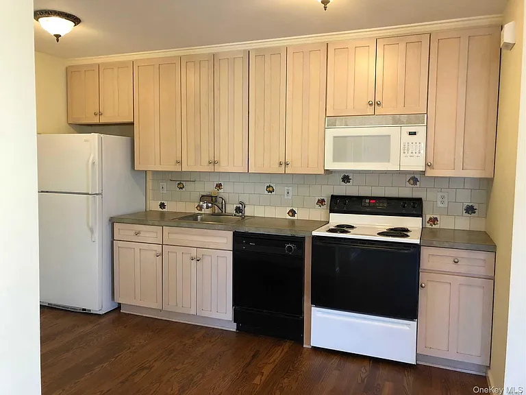 495 Montauk Hwy — Photo 4