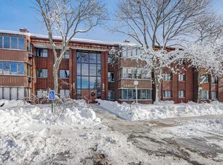 N85W15650 Ridge Rd UNIT 203, Menomonee Falls, WI 53051