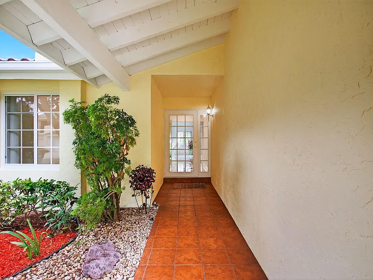 6105 Via Laguna Ln — Photo 7