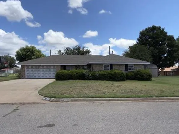 802 Villa Dr, Watonga, OK 73772