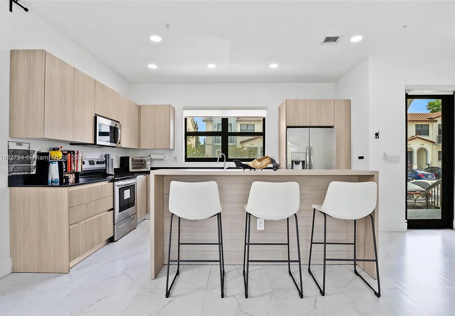 3 bed, 2.5 bath, 1600 sqft, $3,100 — Photo 1
