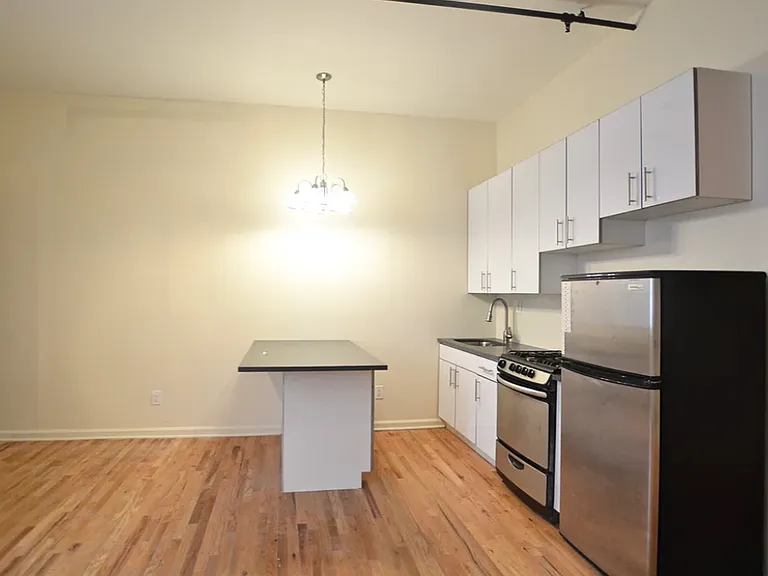 1672 Gates Ave #1A — Photo 3