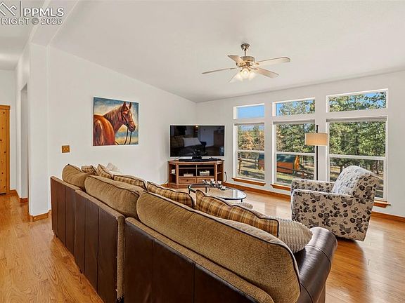 3rd image of 738 Rangeview Rd