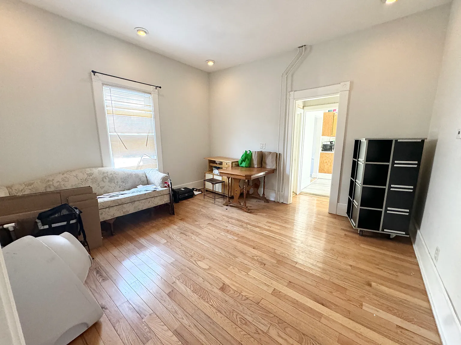 7 bed, 1800 sqft, $6,400 — Photo 2