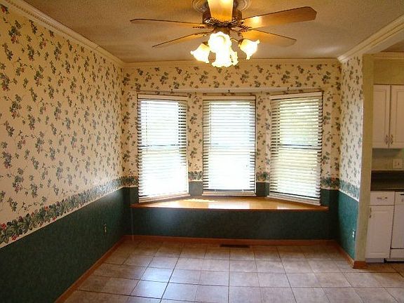 Dining area w/bay window