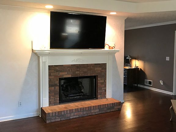 4th image of 219 Williamsburg Cir