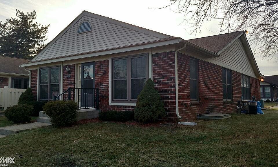 1st image of 40562 Newport Dr