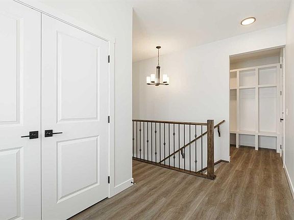 3rd image of 125 N Monarch Bnd