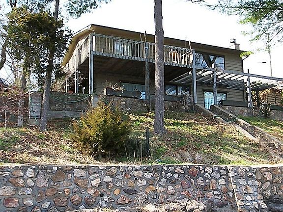 4th image of 10 Shannon Cir