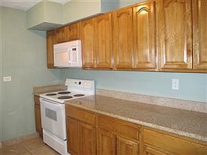 4th image of 810 NE 51st Ct