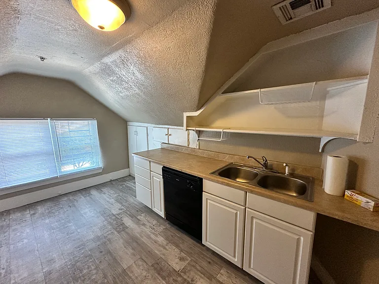 719 Asp Ave #5 — Photo 3