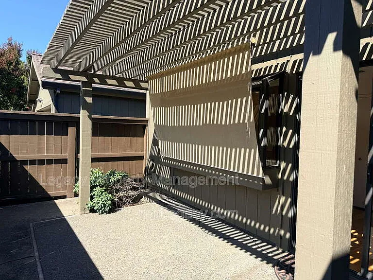 255 Munroe St — Photo 25
