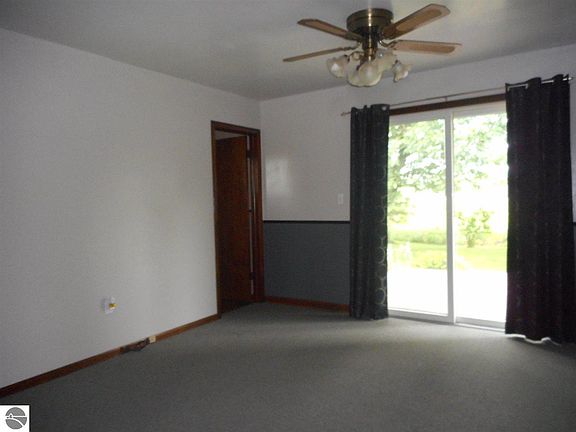 5th image of 418 East Dr