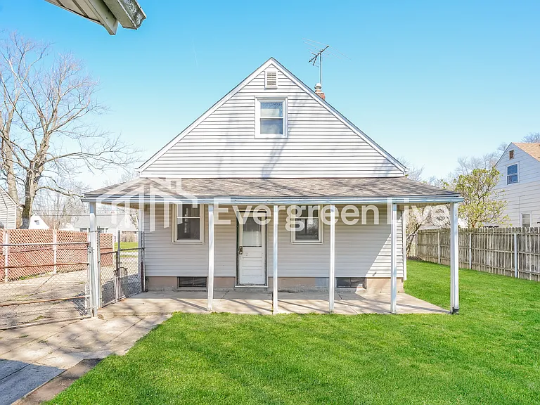 2540 E 38th St — Photo 15