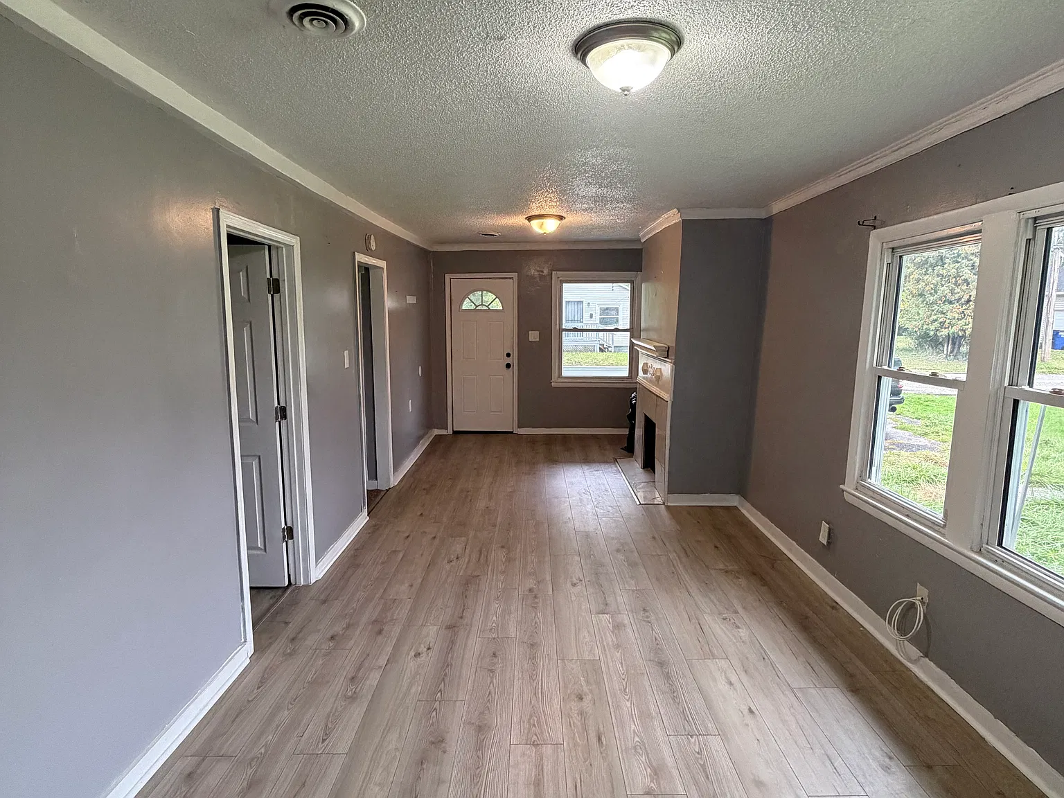 3 bed, 605 sqft, $1,300 — Photo 2