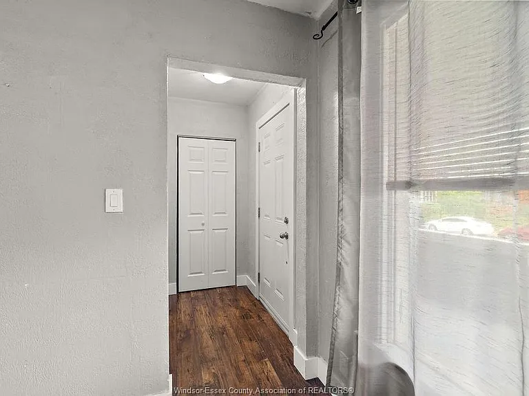 541 Moy Ave — Photo 17