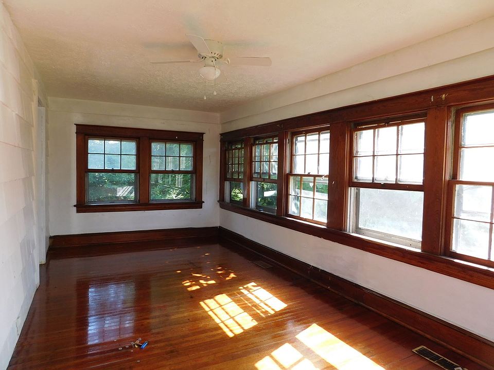 1st image of 825 Dearing St