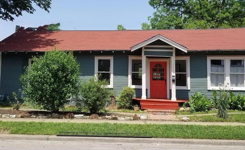 Great cottage feel in Lower Greenville. Area is very walkable.