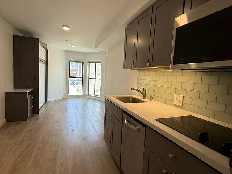 1532 Howard St #402 — Photo 3