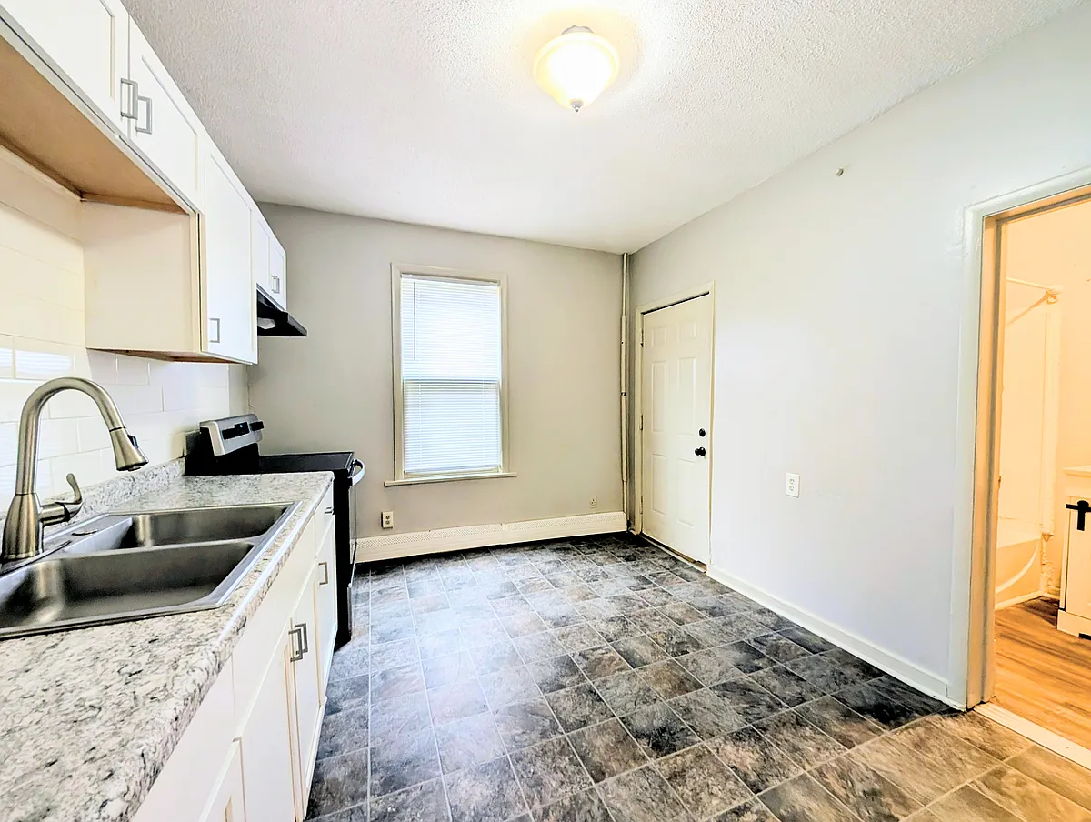 Building Photo - 61 Delos St W #W
