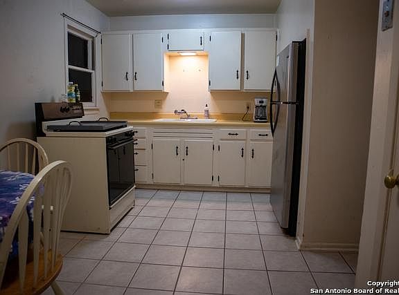 4th image of 734 Utopia Ln