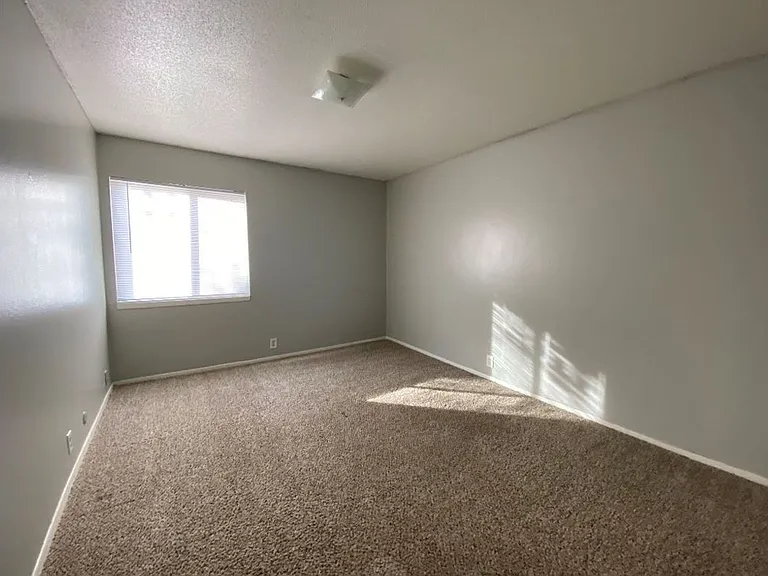 August Place Apartments — Photo 8