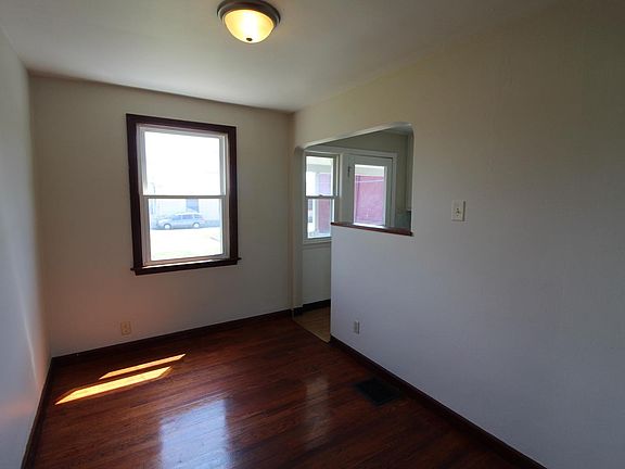 3rd image of 1298 Eastview Ave
