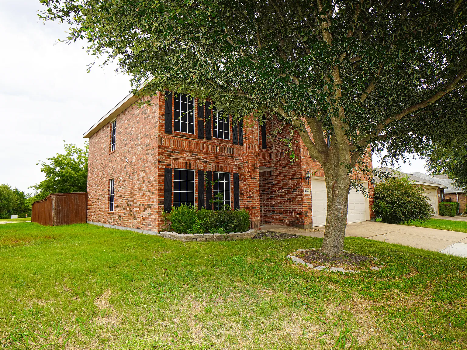 4 bed, 2.5 bath, 2356 sqft, $2,700 — Photo 2