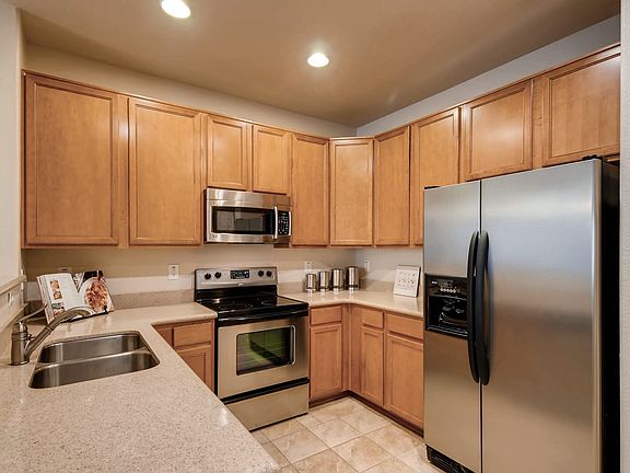 Kitchen w Silestone counters