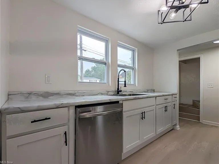 14817 Naples Ave — Photo 5