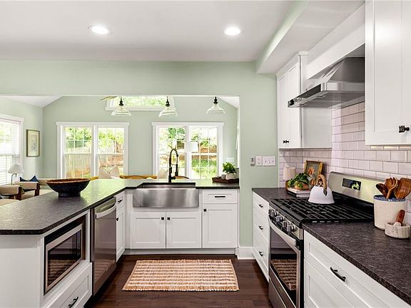 3rd image of 1535 Deerwood Dr
