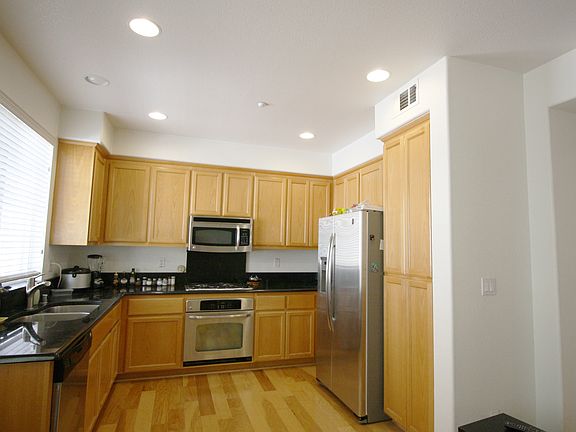 4th image of 323 Destino Cir