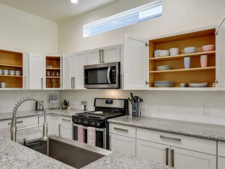 1618 Dakota St #102 — Photo 10