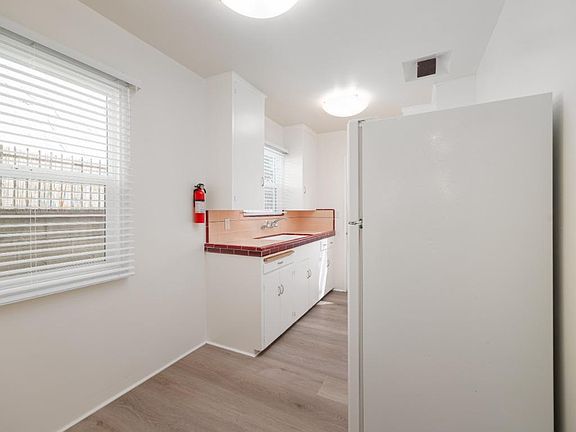 4th image of 3313 Herman Ave