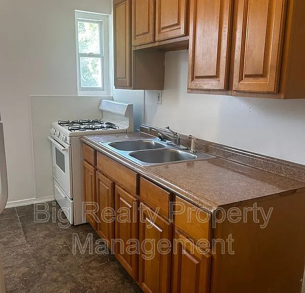 29 N Main St #2E — Photo 8