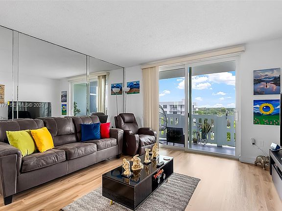 3rd image of 919 Hillcrest Dr APT 607
