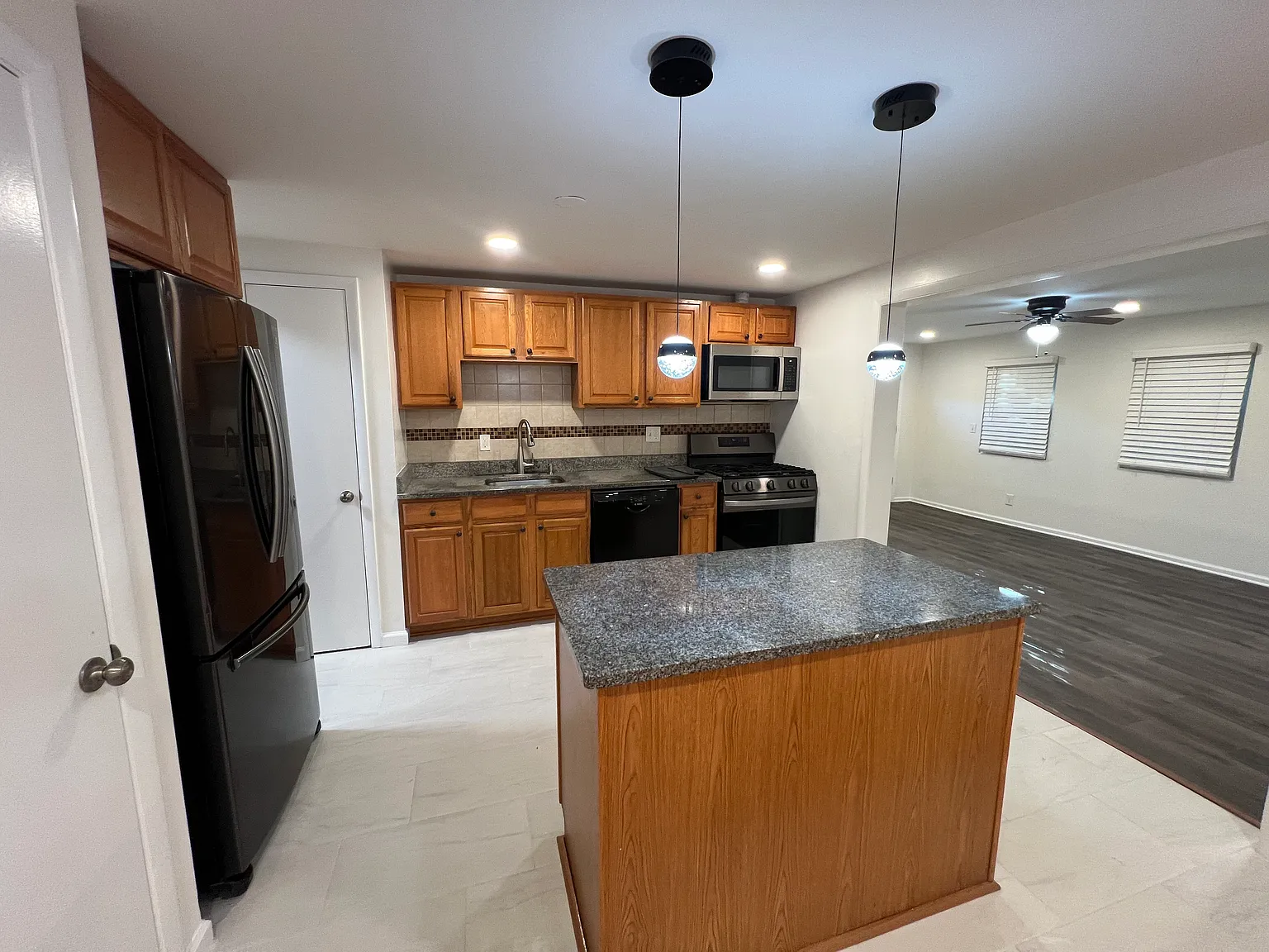 5 bed, 1164 sqft, $3,400 — Photo 3