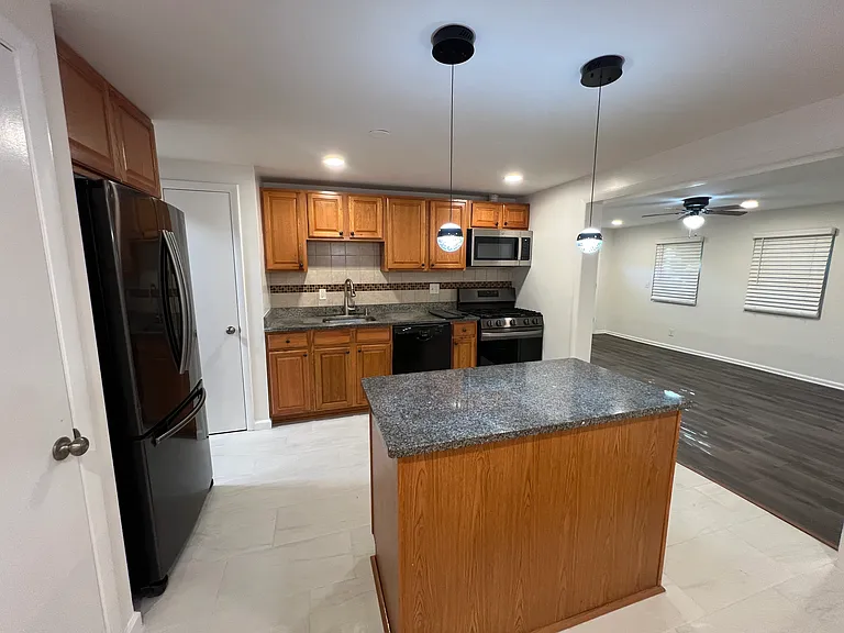 1318 Lincoln Woods Dr — Photo 3