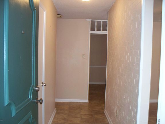 3rd image of 3304 Queen Elizabeth Dr