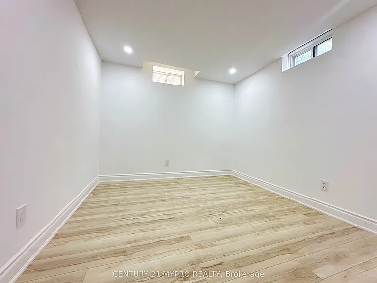 938 Red Deer Ave #BASEMENT — Photo 13