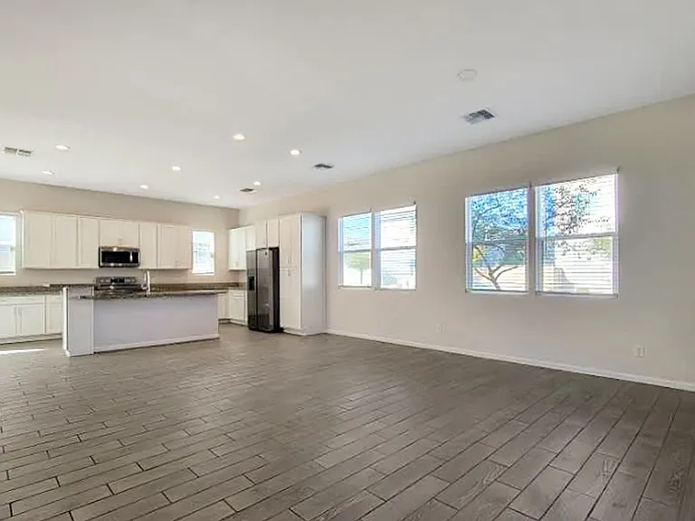 15733 W Polk St — Photo 8