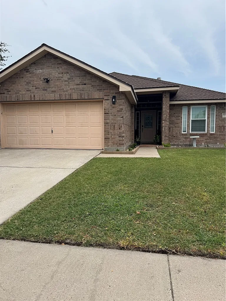 3 bed, 2.0 bath, 1703 sqft, $2,400 — Photo 2