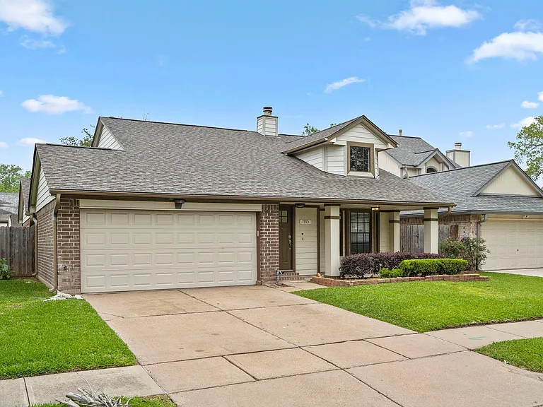 1915 Creek Valley Ln — Photo 2