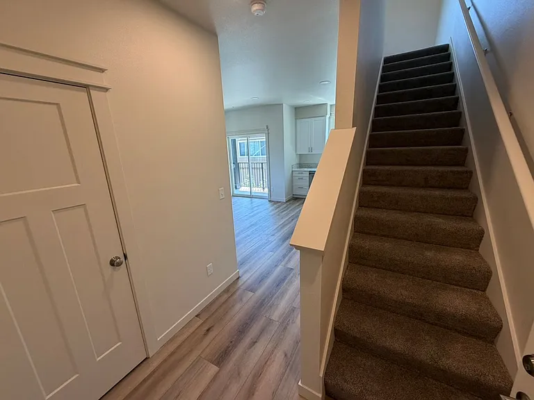 Brand New 2 bedroom 1.5 bath unit — Photo 17